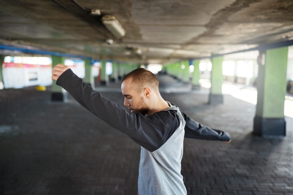 Man-doing-dynamic-warm-up-in-urban-setting