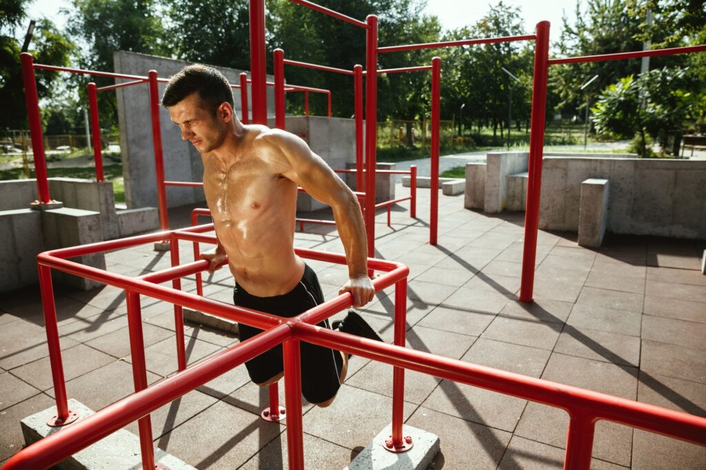 Outdoor-bodyweight-exercise-triceps-dips-strength-training