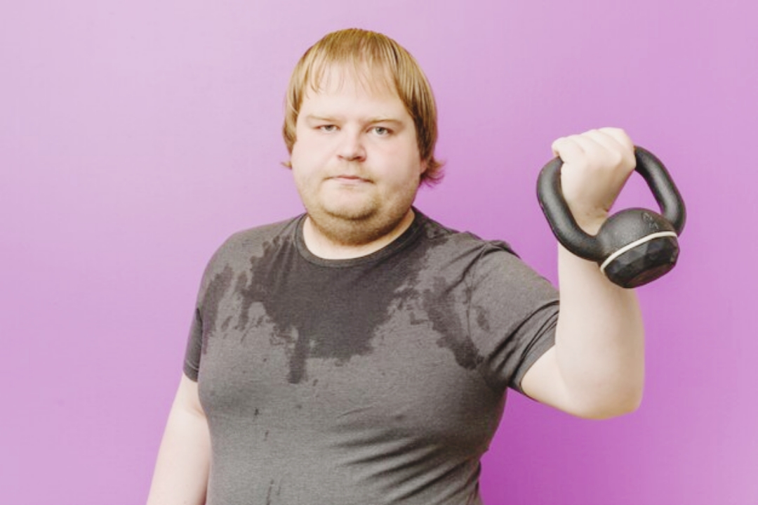 Man-lifting-kettlebell-sweaty-gray-shirt