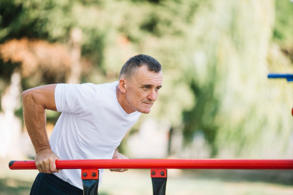 Outdoor-bodyweight-exercise-triceps-dips-strength-training