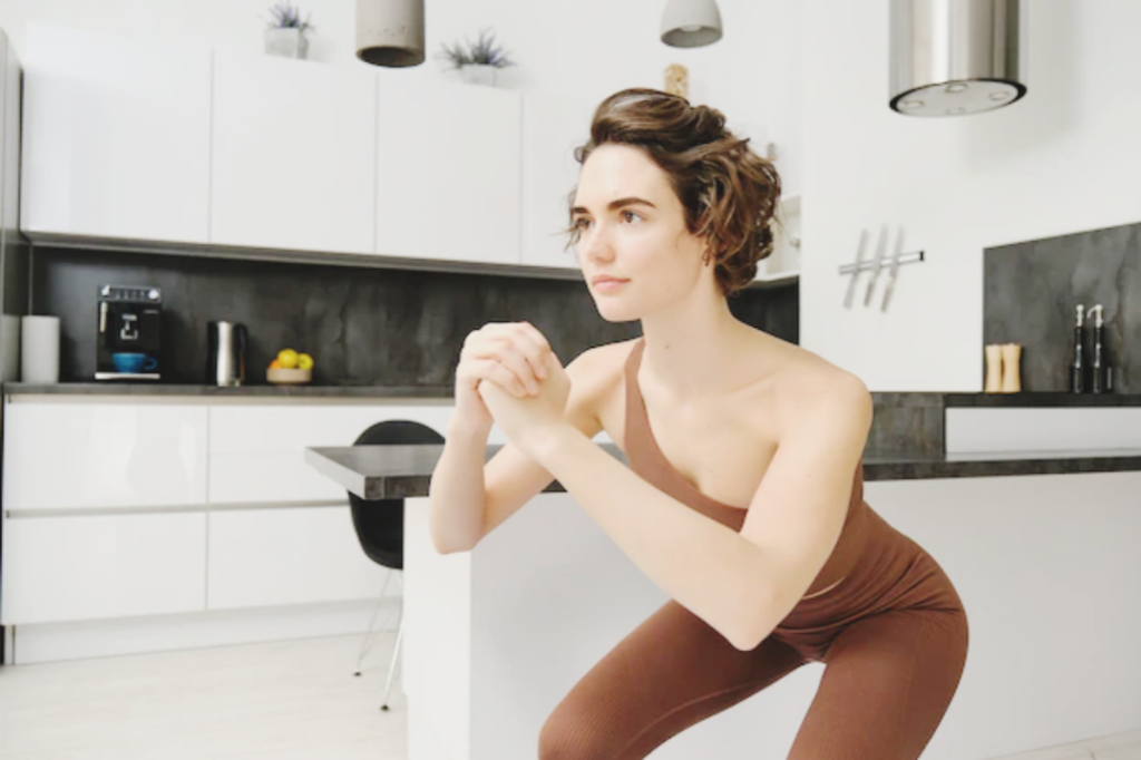 Why-keep-your-head-facing-forward-when-doing-squats?