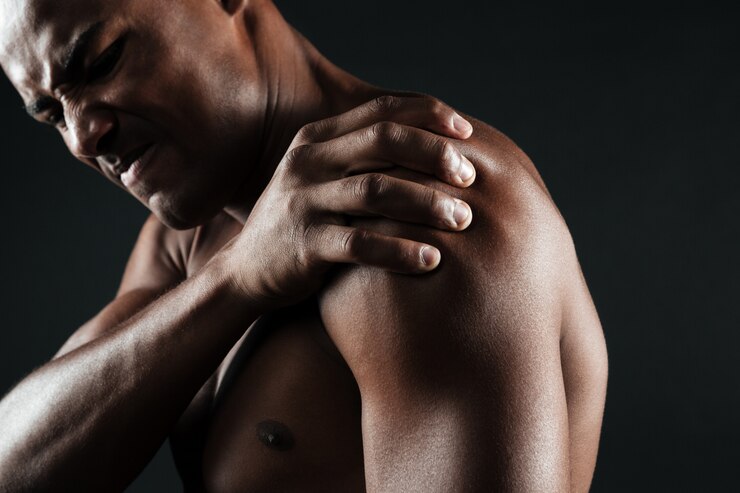 Athlete-with-shoulder-injury-showing-signs-of-impingement