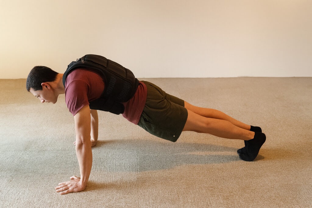 Man-doing-push-ups-wearing-weighted-vest